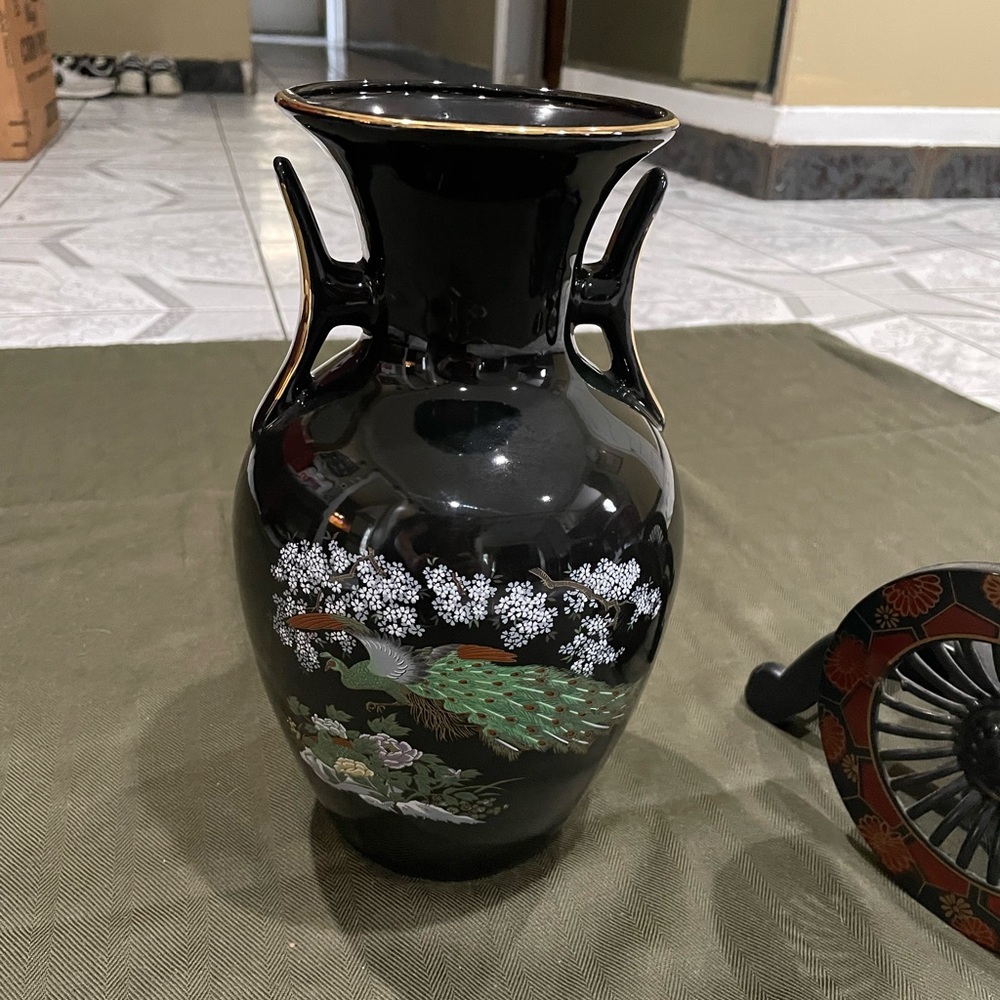 Elegant Black Floral Vase with Stand the card has a broken bar but it doesn’t